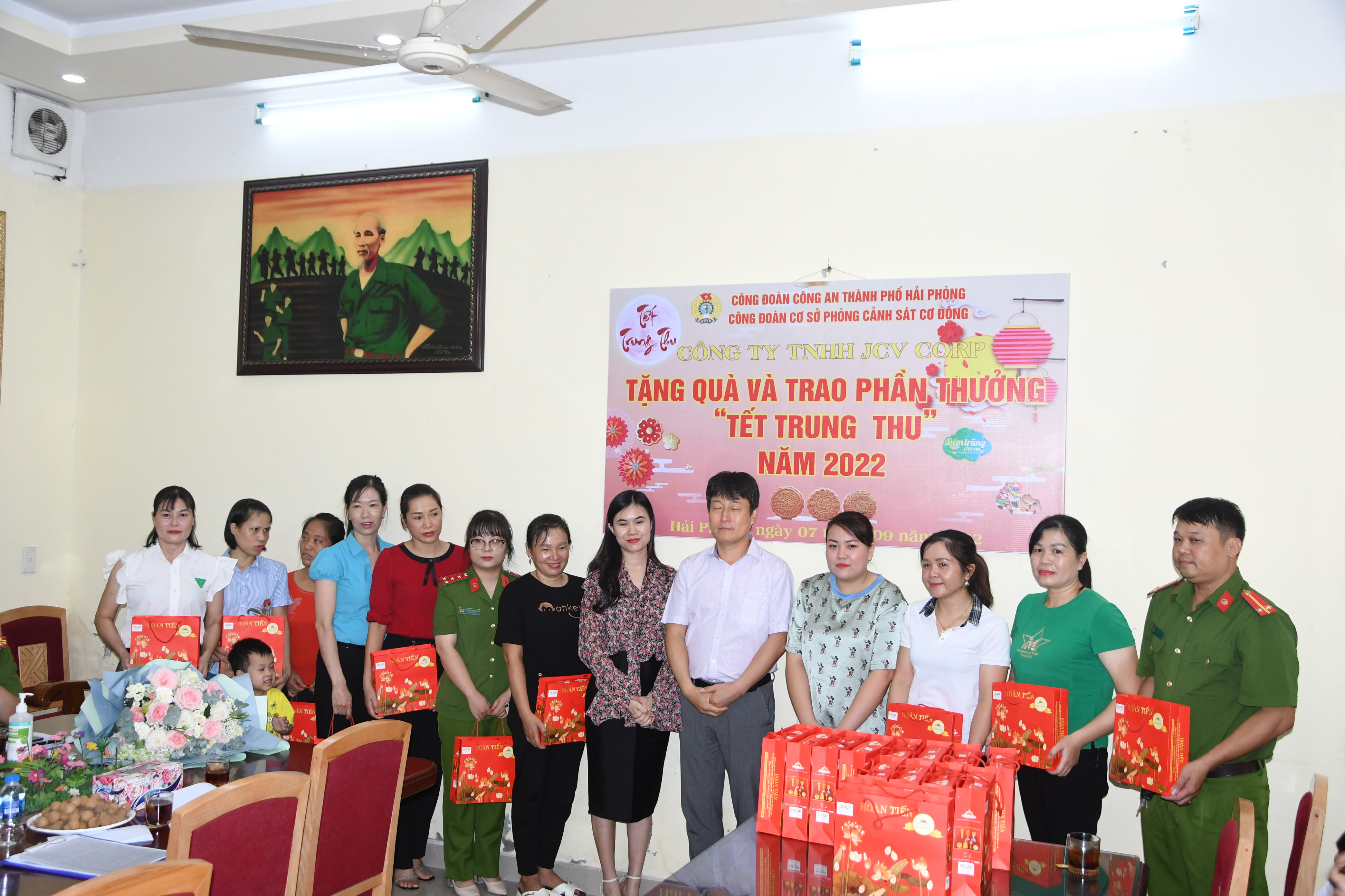 Công đoàn cơ sở Phòng Cảnh sát cơ động – CATP tổ chức đón nhận “Quà Trung thu và phần thưởng của Công ty TNHH JCV CORP”